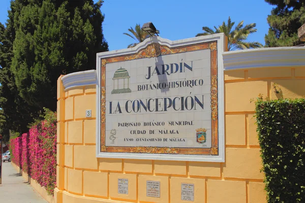 Sinalização de telha cerâmica. Jardim histórico e botânico "La-Concepcion", Málaga, Espanha — Fotografia de Stock
