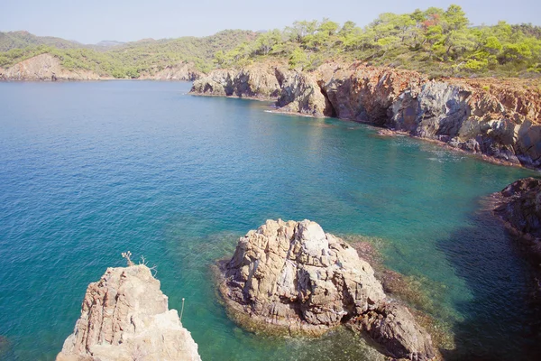 Βράχοι και θάλασσα του κόλπου. Fethie, Τουρκία — Φωτογραφία Αρχείου