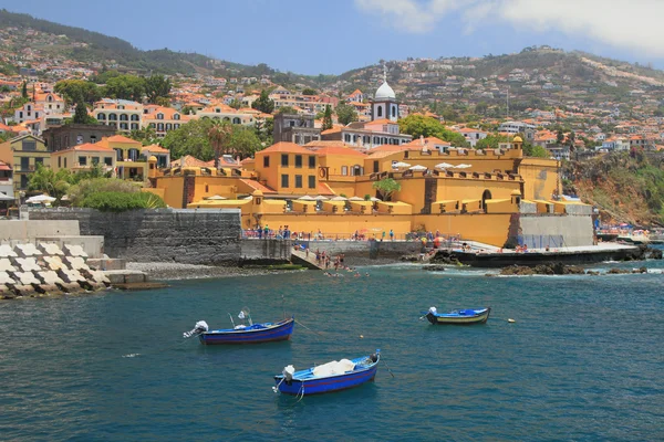 Fiskebåtar, city beach och gamla fästningen. Funchal, Madeira, Portugal — Stockfoto