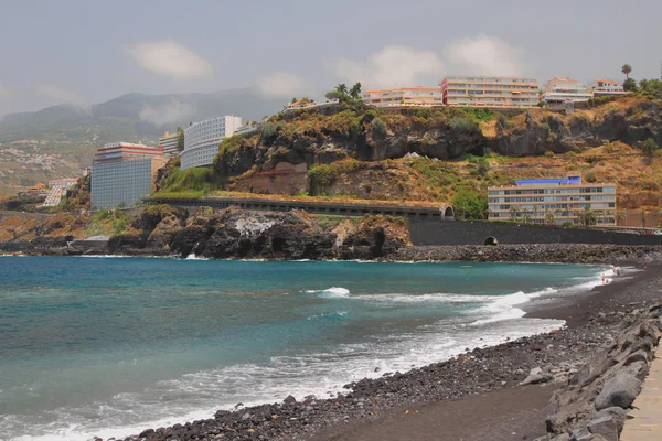 Pobřeží ostrova sopečného původu. Puerto-de-la-Cruz, Tenerife, Španělsko — Stock fotografie