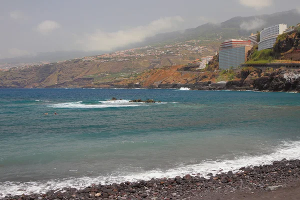 Zee Golf en bergachtige kust. Puerto-de-la-Cruz, Tenerife, Spanje — Stockfoto