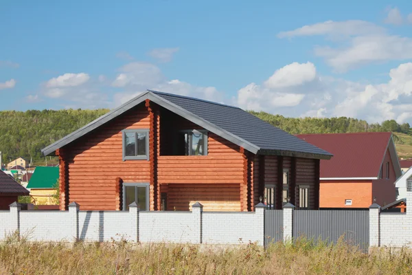 Yeni iki katlı ülke evden (yuvarlak günlük kalibre)