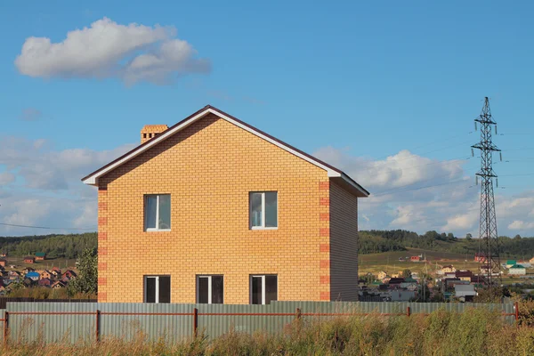 Nouvelle maison de campagne non habitée de deux étages en brique — Photo