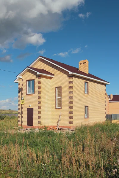 Yeni değil nüfuslu ülke evi — Stok fotoğraf