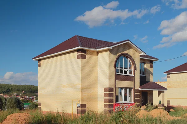 Nova casa de tijolo país de dois andares para venda — Fotografia de Stock