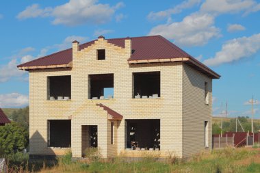 Yarım kalmış iki katlı kır evi