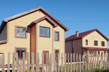 vnew ülke evleri eski bir çitin arkasında doldurulan değil