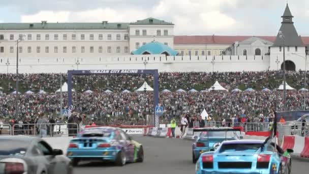 Autosports show Kazan City Racing. Salida de los coches de carreras en el inicio — Vídeos de Stock