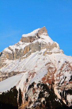 Dağın tepesinde, Hahnen (2606 metre). Engelberg, İsviçre