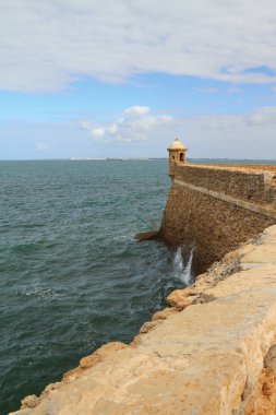 Hisar/kale ve deniz. Cadiz, İspanya