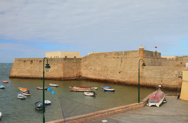 Φρούριο, θάλασσα, τα αλιευτικά σκάφη. Cadiz, Ισπανία — Φωτογραφία Αρχείου