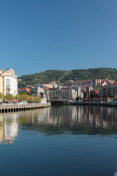 Španělsko, Bilbao, řeka si Nervion, budova městské radnice — Stock fotografie