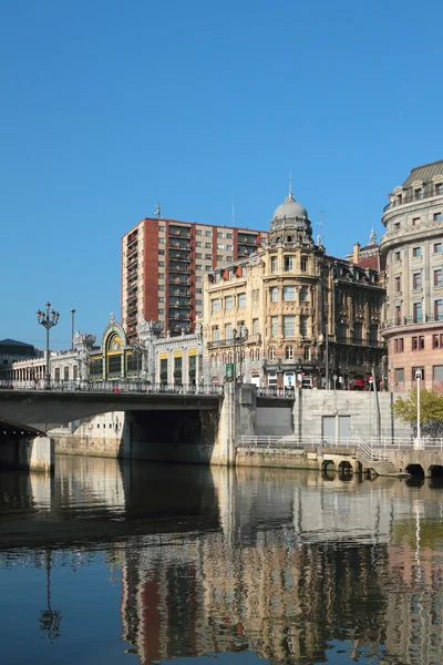 阿雷纳尔桥 (Puente 德尔纳尔)，nervion 酒店的河。西班牙毕尔巴鄂 — 图库照片