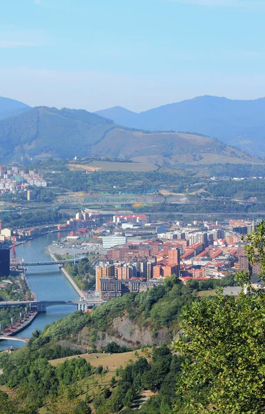 Rivier en de stad van bovenaf. Bilbao, Spanje — Stockfoto