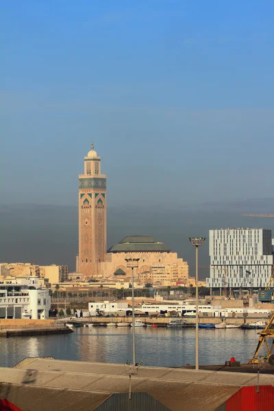 Port morski i meczet Hasana. Casablanca, Maroko — Zdjęcie stockowe