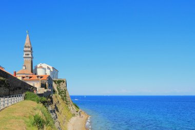 Adriyatik Denizi ve kutsal George Katedrali. Piran, Slovenya