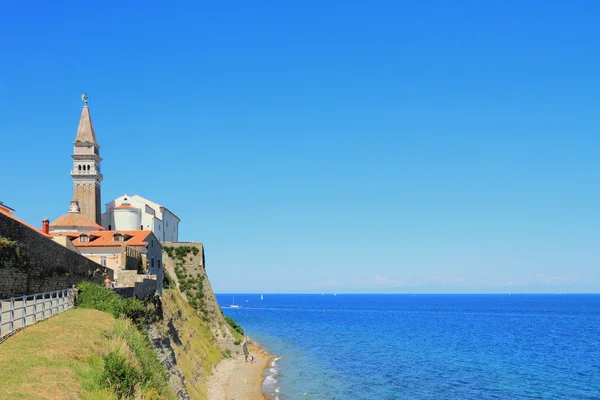 Adriatiska havet och heliga George domkyrka. Piran, Slovenien — Stockfoto