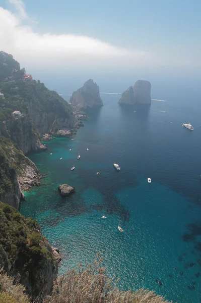 イタリア、カプリ島のファラリオーニを岩します。 — ストック写真