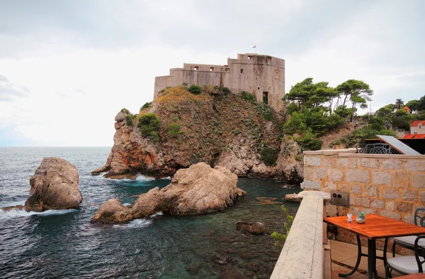 Lille bord i cafe med udsigt fort Lovrenach (Saint Lavrenti). Dubrovnik, Kroatien - Stock-foto