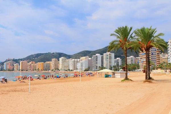 Playa de arena en la ciudad turística. Cullera, España —  Fotos de Stock