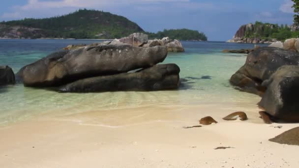 Sziklák a tengerparton. Port Glaud, Mahe, Seychelles-szigetek — Stock videók