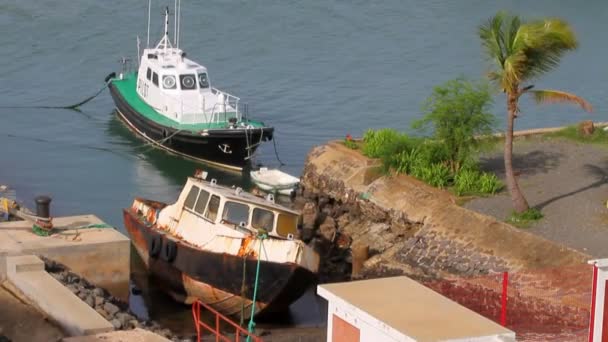 Vecchi e nuovi piloti di barche. Diego-Suarez, Madagascar — Video Stock