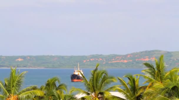 Nave da carico nel golfo Andovobazaha. Diego-Suarez, Madagascar — Video Stock