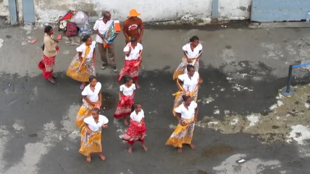Vítejte tanec místních obyvatel. Toamasina, Madagaskar — Stock video