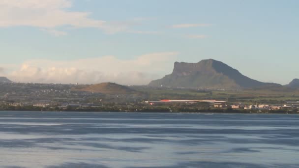 Havskusten och berg. Corps de Garde berg, Mauritius — Stockvideo