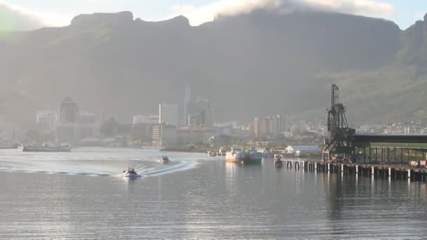 Cidade do porto e montanhas. Port Louis, Maurício — Vídeo de Stock