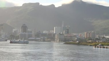 Sahil şehir ortamında Dağları. Port Louis, Mauritius