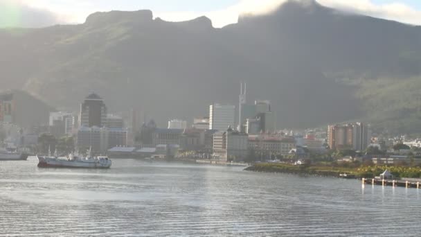 Tengerparti város környezetben, hegyek. Port Louis, Mauritius — Stock videók