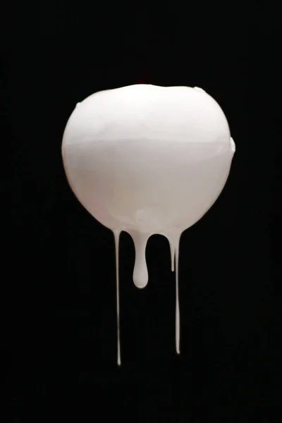 Elma şeklinde siyah bir arkaplanda beyaz çizgiler