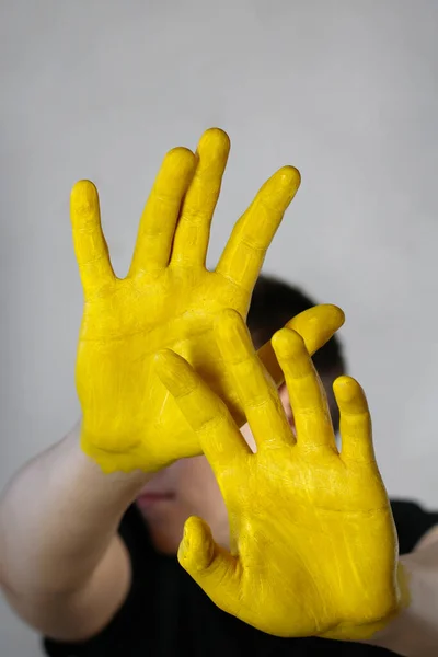 Sarı elli adam, yakın plan.