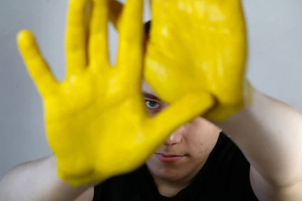 Sarı elli adam, yakın plan.