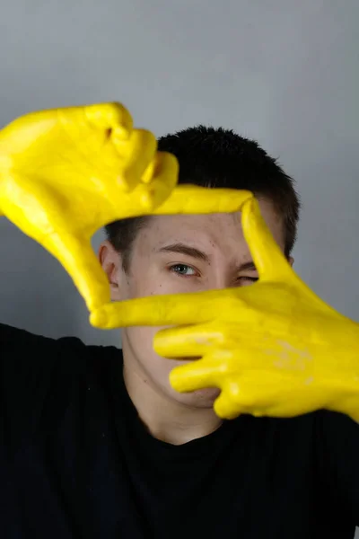 Sarı elli adam, yakın plan.