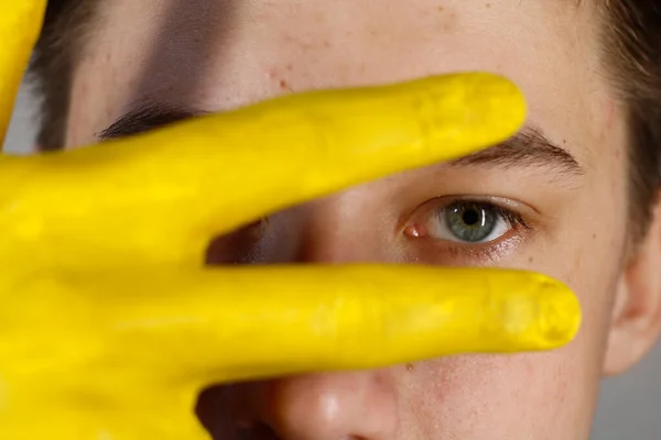 Sarı elli adam, yakın plan.