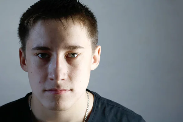 Üzgün adam gözleri açık.