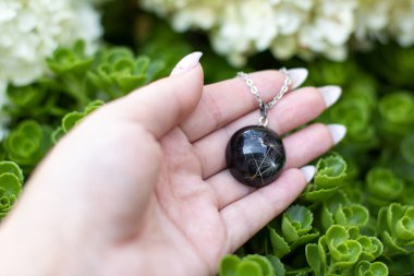 Avucundaki epoksi reçine kolye