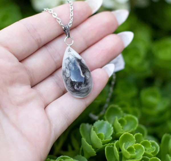 Avucundaki epoksi reçine kolye