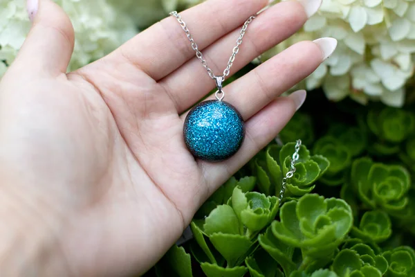 Avucundaki epoksi reçine kolye