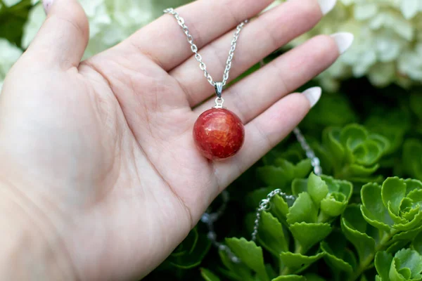 Avucundaki epoksi reçine kolye