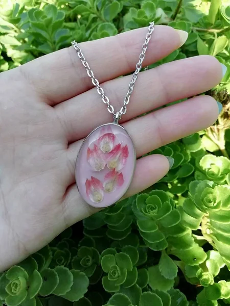 Avucundaki epoksi reçine kolye