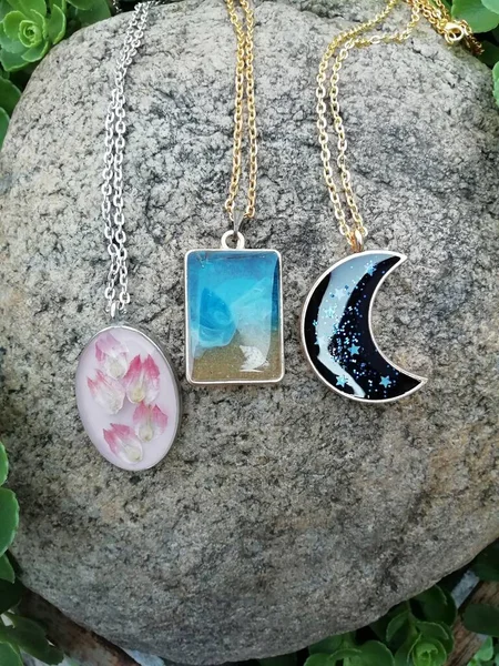 Yeşil çimenlerin üzerinde üç kolye