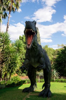 Açık duran kükreyen Spinosaurus Perth hayvanat bahçesinde modelini görüntüleyin