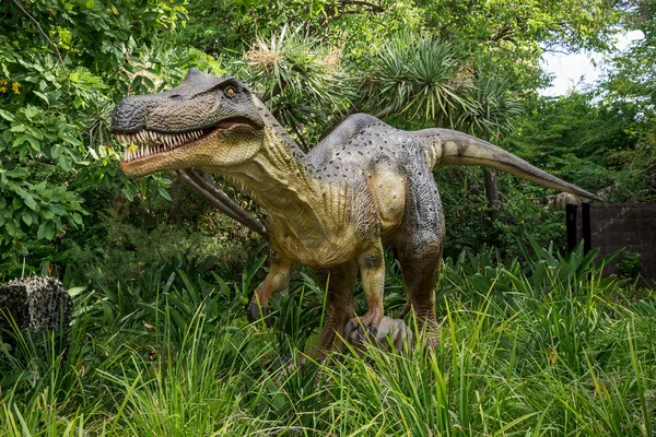 Uzun otların Baryonyx ayakta Perth hayvanat bahçesinde modeli görüntüleme