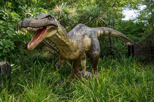 Uzun otların ekran modeli Perth Hayvanat Bahçesi Baryonyx ayakta Zoorassic sergi parçası olarak kükreyen