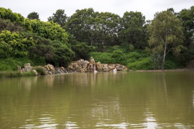 Watefalls ve kayalar Joondalup Hbf Arena Perth, Batı Avustralya yakınındaki küçük bir doğal gölet