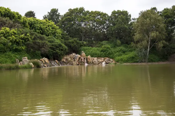 Watefalls ve kayalar Joondalup Hbf Arena Perth, Batı Avustralya yakınındaki küçük bir doğal gölet