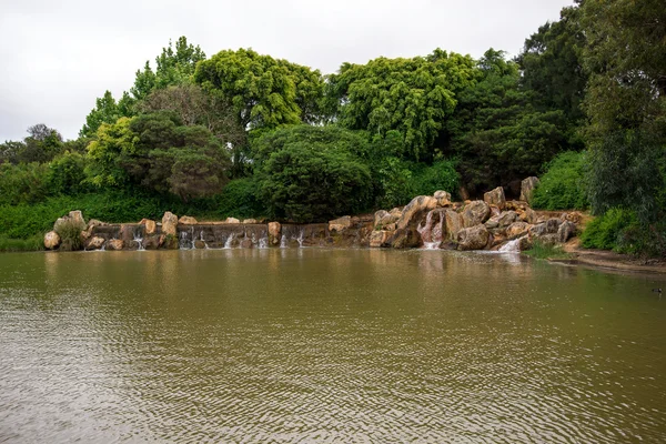 A small scenic pond with watefalls and rocks near Joondalup HBF Arena in Perth, Western Australia — Stock Photo, Image